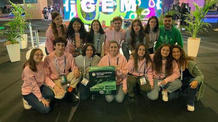 Integrantes del equipo IGEM de la UPNA, en París