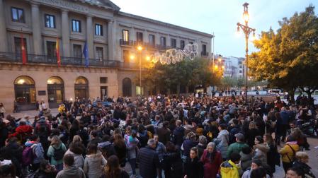 La sede de la Diputación Foral reunió este jueves a padres y docentes que acudieron a la manifestación