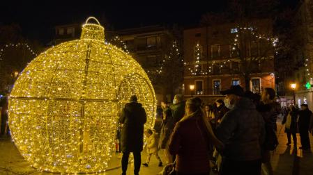 La bola transitable de Navidad que entusiasmó en la plaza de Santiago