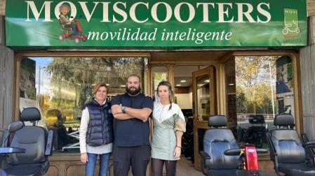 De izda. a dcha., Idoia Bengoechea, Leo y Diana, junto a varios modelos en el acceso al establecimiento