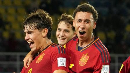 Marc Guiu, primero por la izquierda, celebra el 1-0