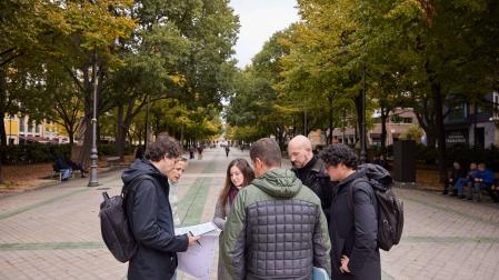 Los autores de ‘Zip’, ayer, con técnicos municipales en el paseo de Sarasate