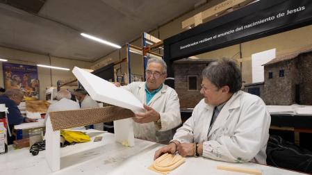 Trabajos en la Asociación de Belenistas de Pamplona a principios de noviembre de 2023