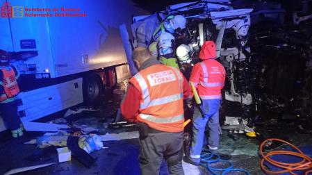 Fotos del accidente con dos camioneros heridos en Baztan.