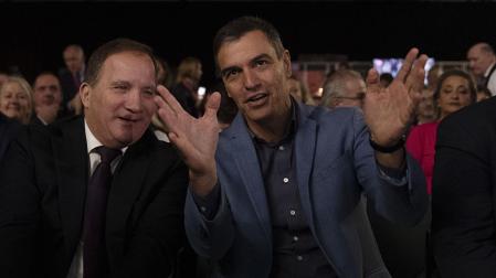 El lider del PSOE y presidente en funciones de España, Pedro Sánchez, con el presidente de los Socialistas Europeos Stefan Löfven