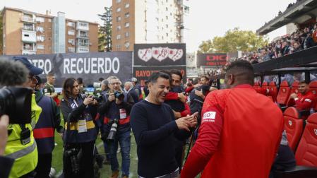 El técnico del Girona Míchel a su llegada al estadio donde se juega la jornada 13 de LaLiga que ambos clubes disputan este sábado en el Campo de Fútbol de Vallecas.