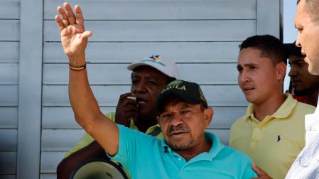 Luis Manuel Díaz Jiménez, padre del futbolista colombiano Luis Díaz, saluda a familiares, amigos y curiosos, que lo recibieron en su casa tras ser liberado después de permanecer secuestrado doce días por la guerrilla del Ejército de Liberación Nacional (ELN)