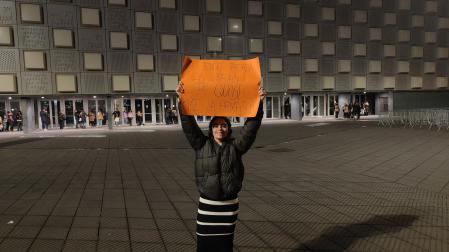 Alba Rodríguez Rodríguez sujeta la pancarta que va a mostrar en el concierto de Pablo López. "Ya tengo tatuada la portada de 'Quasi'. ¿Me la firmas?", se lee en ella