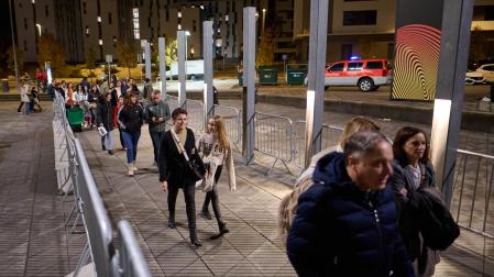 Fotos de la cola para el concierto de Pablo López en el Navarra Arena./ MIGUEL OSÉS