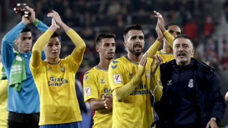 García Pimienta y jugadores de Las Palmas saludan a sus aficionados en El Sadar