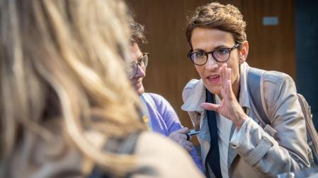 María Chivite, hablando en el atrio del Parlamento antes de un pleno