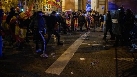Varios manifestantes se enfrentan la policía, durante una protesta contra la amnistía, frente a la sede del PSOE, a 11 de noviembre de 2023, en Madrid