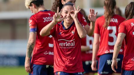 Iara Lacosta celebró así su gol, acordándose de Tommy Trigo y Alberto Pérez de Ciriza. Es el segundo que marcaba la misma semana