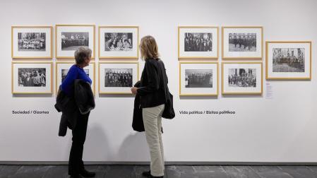 Gerardo Zaragüeta Zabalo reflejó la vida cotidiana en su serie ‘Sociedad’. En ‘Vida política’ mostró sucesos políticos y sociales de la época.