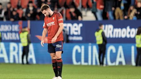 Jon Moncayola mira al césped después del empate del sábado contra Las Palmas en El Sadar