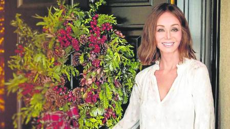 Isabel Preysler, junto a una decoración navideña