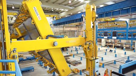 Trabajadores de la empresa Madergia en las instalaciones de Arre