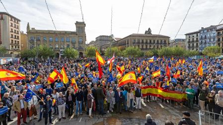 En la fotografía, asistentes a la concentración que convocó el domingo el PP en la Plaza del Castillo, en Pamplona