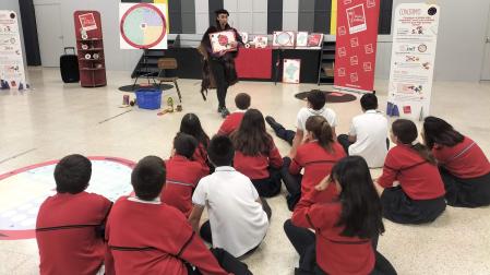 El alumnado del Colegio Santísimo Sacramento de Pamplona atiende a las explicaciones durante el taller de ‘El círculo de Reyno Gourmet’.