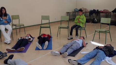 Grupo de alumnos durante el taller de relajación en el IES Alhama de Corella.
