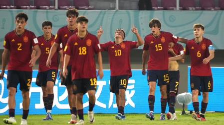 Los jugadores de España celebran el tanto que les dio el triunfo contra Mali