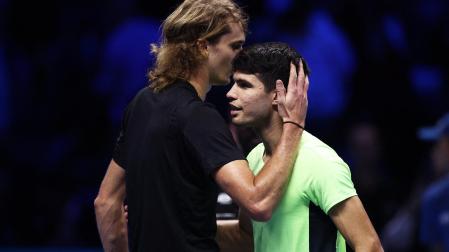 Alexander Zverev y Carlos Alcaraz se saludan al finalizar el encuentro