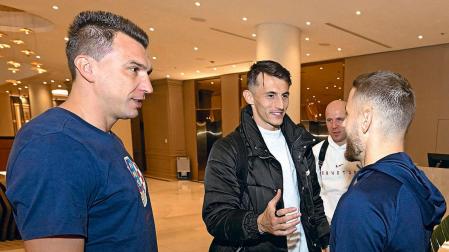 Budimir, a su llegada al hotel. A la izquierda, el ilustre Mario Mandzukic, ahora técnico