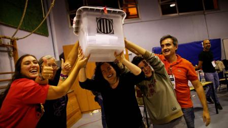 Voluntarios levantan urnas en el referendo ilegal del 1-O de 2017