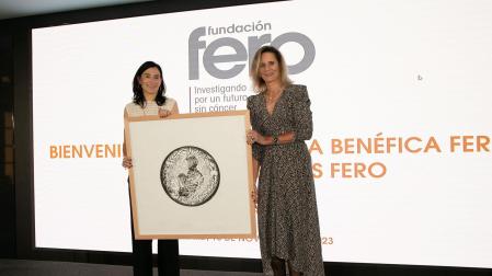 La Dra. Marta Alonso (izquierda) recibe la II Beca Dr. Baselga de manos de Silvia Garriga, presidenta de la Fundación FERO.