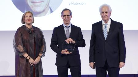 El director del departamento de Endocrinología y Nutrición de la Clínica Universidad de Navarra, Javier Escalada, recoge su reconocimiento
