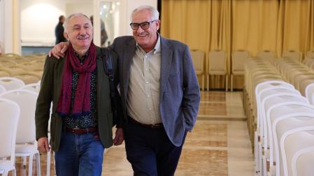 El Secretario General de UGT Pepe Álvarez (i), y el secretario del sindicato en Navarra, Jesús Santos (d),  participan en la jornada 'Avanzando hacia las 32 horas. El reto que viene', organizada por UGT de Navarra
