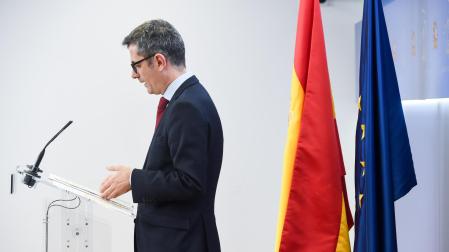El ministro de la Presidencia, Félix Bolaños, interviene durante una rueda de prensa tras registrar la ley de amnistía