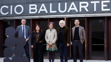 De izda. a dcha., el director general de Cultura-Institución Príncipe de Viana, Ignacio Apezteguía, la delegada en Navarra de la Fundación La Caixa, Izaskun Azcona, la consejera Esnaola, Ramón Andrés, comisario de los Encuentros, y Ruben Jauquicoa, director gerente en Fundación Baluarte
