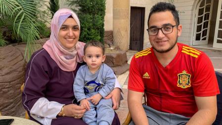 La familia hispano-palestina, Salsabel y Taher Hamdan, junto a su hijo Yasin, este martes, en un hotel en El Cairo (Egipto), donde las autoridades españolas les alojan tras ser evacuados en la primera tanda desde Gaza