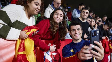 Álvaro Morata se saca una foto con fans en Las Rozas tras un entrenamiento de la selección española