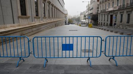 Vallas junto al Congreso de los Diputados, este martes