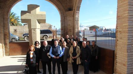 Autoridades e integrantes del coro Joaquín Gaztambide en el Humilladero, una vez concluida su recuperación completa.