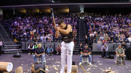 Iker Vicente, en el pasado Campeonato de Euskadi de aizkora en el Navarra Arena.