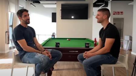 Raúl García y Mikel Idoate, durante la entrevista que tuvo lugar en Lezama