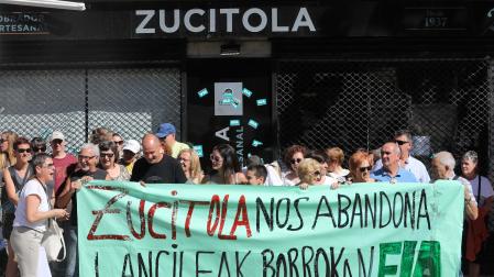 Concentración de trabajadores este verano, en el Zucitola del paseo de Sarasate de Pamplona