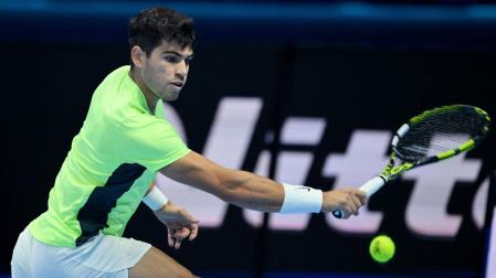 Carlos Alcaraz golpea a la pelota en el partido que le ha enfrentado a Andrey Rublev en las Finales de la ATP
