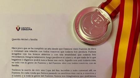 Un detalle de la carta mandada por Osasuna y la medalla de subcampeón de la Copa