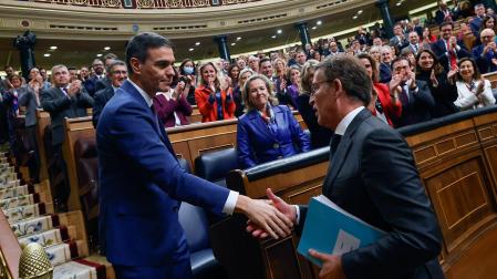 El líder del PP, Alberto Núñez Feijóo (d), felicita al presidente del Gobierno, Pedro Sánchez, al término de la segunda jornada del debate de investidura en el Congreso 
 El Congreso aprueba la investi