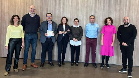 Desde la izda., Olga García, del Consorcio; Tomás Antoñana, de Bodegas Inurrieta; Miguel Ugalde; Berta Anaut, Beripan y presidenta de Aezmna; Rosi Domingos, presidenta del Consorcio de Desarrollo de la Zona Media; Ignacio Ezpeleta, GKN Driveline Automotive; María Iturria, asistencia técnica; y Alberto Sarnago, embutidos Hortanco.
