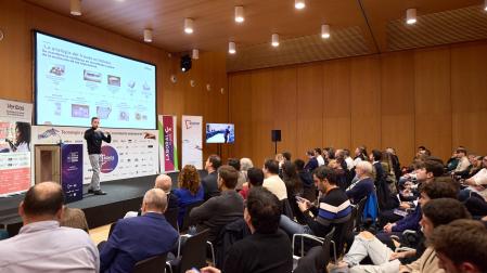 Mikel Sánchez, de Veridas, durante su ponencia sobre el uso de la IA generativa para hacer ‘deepfakes’
