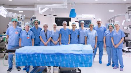 Equipo médico y de enfermería que participó en las dos intervenciones. De izquierda a derecha, Eduardo Larrañeta, Concha Asiain, María Bandrés, Miren Irisarri, Esther Hijosa, Gurutzi Azcona, Idoya Zazpe, Saioa Álvarez de Eulate, Onditz Arechaga, Alejandro Dávila, Coro Zubimendi y Miren Aranguren.