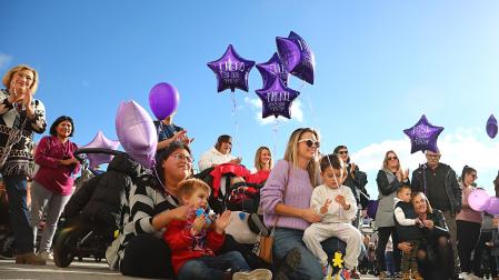 Familias sujetaron globos con los nombres de sus hijos, la semana de nacimiento y su peso