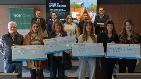 Las personas emprendedoras acompañadas por representantes de Teder y CaixaBank tras la entrega este viernes de los premios