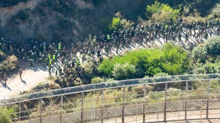 Más de 900 inmigrantes subsaharianos han intentado este viernes entrar en Ceuta en un salto masivo a la valla que ha sido contenido por Marruecos