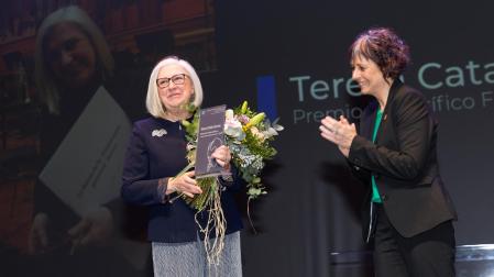 Teresa Catalán, con el Premio Fernando Remacha Honorífico 2023 que le entregó Rebeca Esnaola